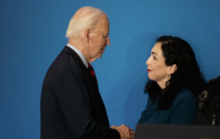 Summit per l'Ucraina: Osmani stringe le mani con il presidente Joe Biden