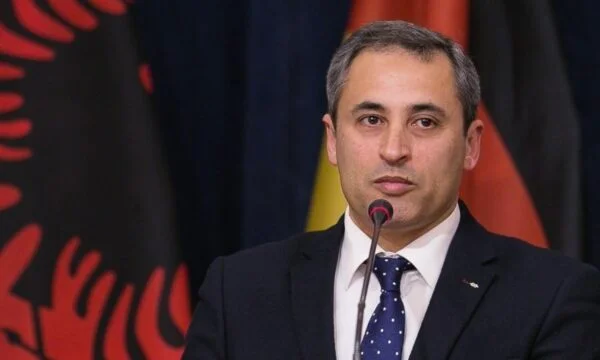 diplomate albanais: Il vaudrait mieux que le Kosovo dise, “nous ne nous asseyons pas pour le dialogue sans abandonner Radoicic”