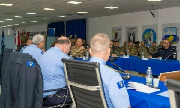 La KFOR annonce une conférence avec la police et EULEX, raison “coordination pour la sécurité”