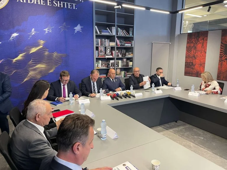 AAK prolonge le programme pour les élections du 9 février par la devise “pour un Kosovo différent”