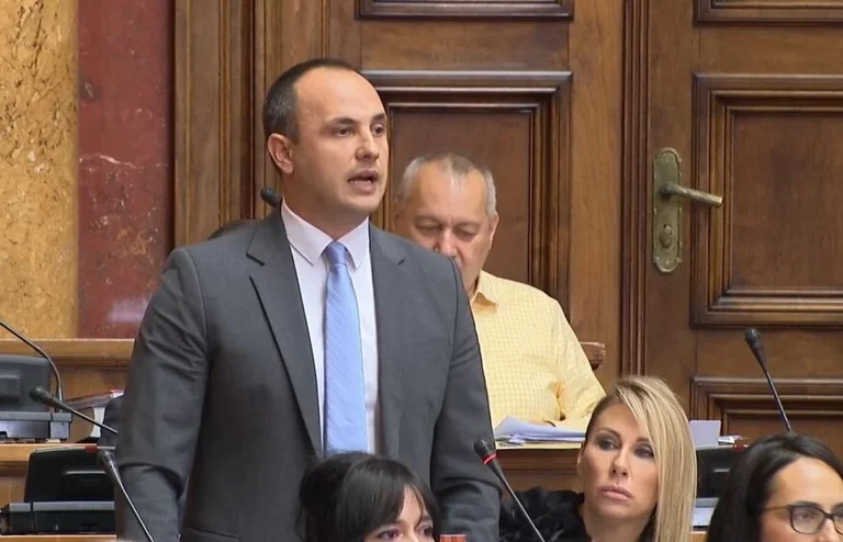 Le député serbe inclut Vuciqi dans l'attaque de Banjska: Radovac est aux côtés du président serbe