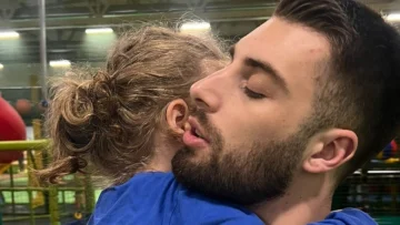 Merton Medici publie le moment excitant de rencontrer son fils après un long moment