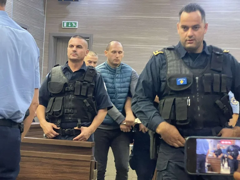 Sous une sécurité étroite, trois suspects ont été traduits en justice pour l'attaque de Banjska