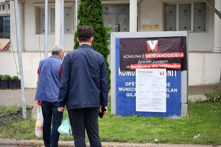 Mollyqa: Le jour est venu pour les membres de la famille et les militants, la municipalité de Gjilan a été transformée en la municipalité de Vetevendosje