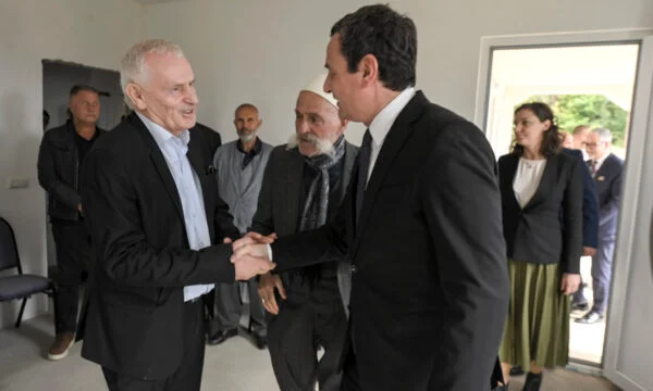 Adem Jashars Schwester Kurti starb gestern, mit den Ministern und Abgeordneten, die für Eigentumswohnungen gehen