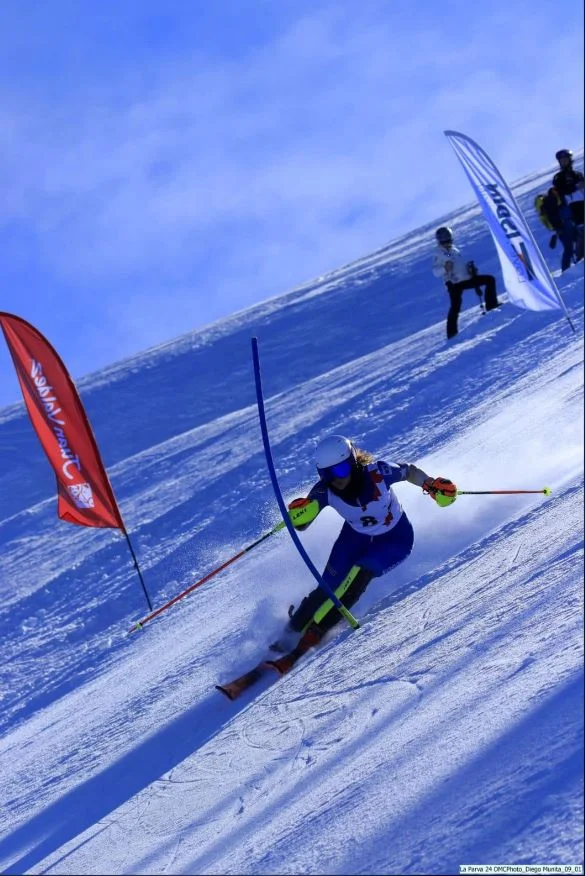 Kiana Kryeziu, skieuse du Kosovo, termine ses derniers exercices avant les compétitions dans les disciplines rapides à la Coupe d'Amérique du Sud au Chili