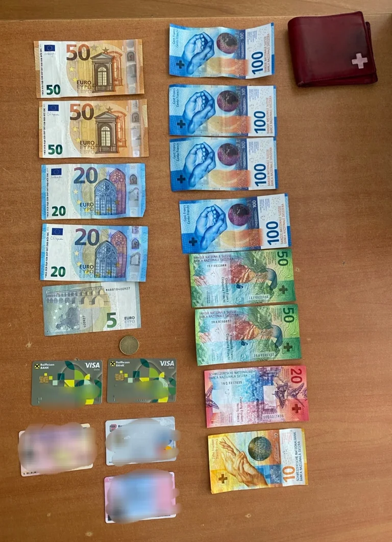 Il 79enne Ferizaj consegna il portafoglio cash-found alla polizia