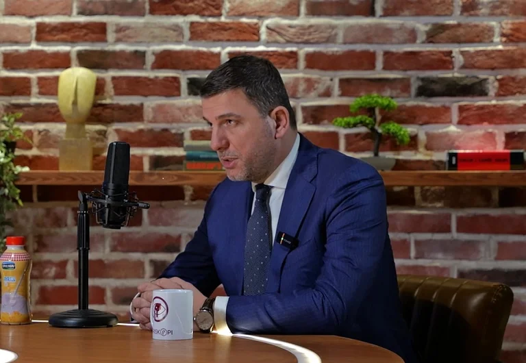 Comment voyez-vous les rapports entre Osman et Kurt ? Parle à Memli Krasniqi.