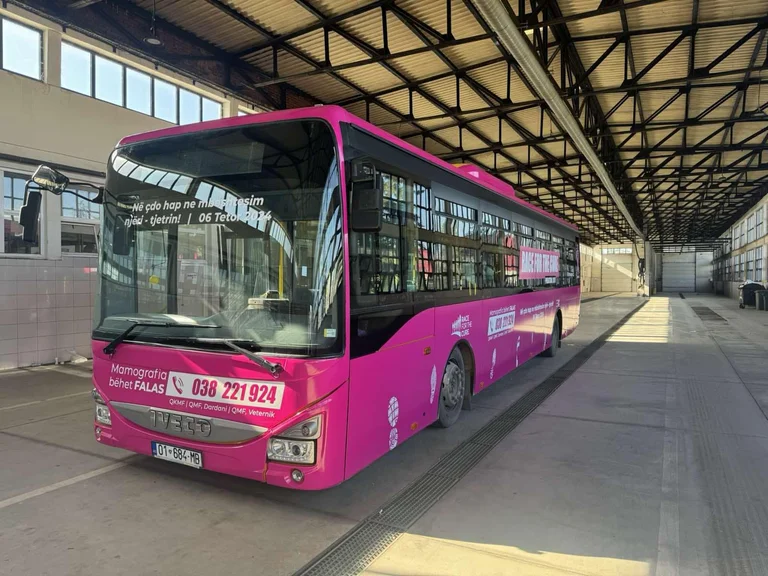 Aujourd'hui, le flux du bus rose commence sous la campagne contre le cancer