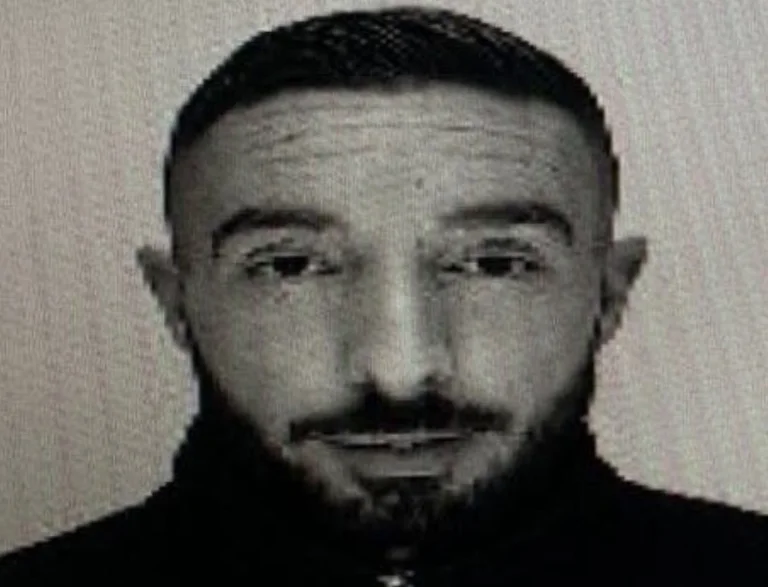 Suspect dans le centre-ville de Mitrovica enquête, la police montre ce qu'ils ont trouvé dans son appartement