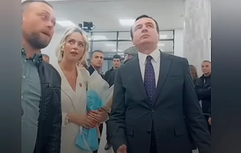 La famille Sylejmani explique que la visite de Kurt n'était pas politique.
