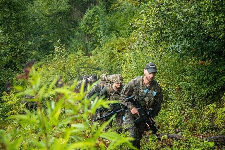 Des soldats lettons de la KFOR effectuent des patrouilles à Zubin Potok