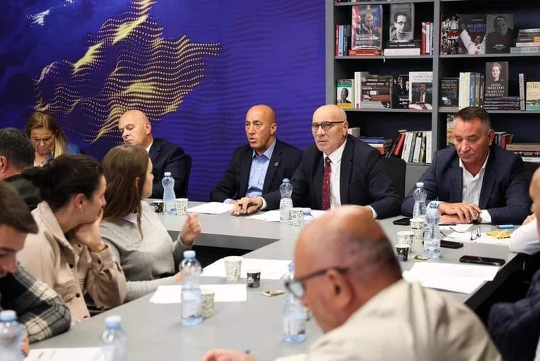 Ce sont les cinq maires de l'AAK à se présenter au Parlement