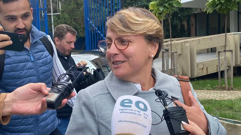 Câbles de pierre pour l'entretien de poursuite, Dejona Mihali fait le bizarre post Facebook