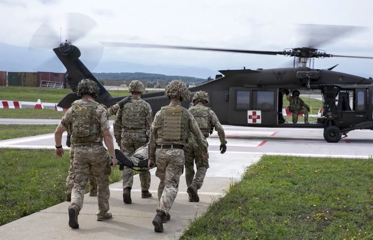 Des soldats britanniques qui ont atterri hier soir commencent l'entraînement: prêts à faire face à tous les scénarios