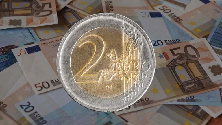 Dutzende von zwei, 1. und 100 Fälschungen von Bankkunden in Prizren beschlagnahmt