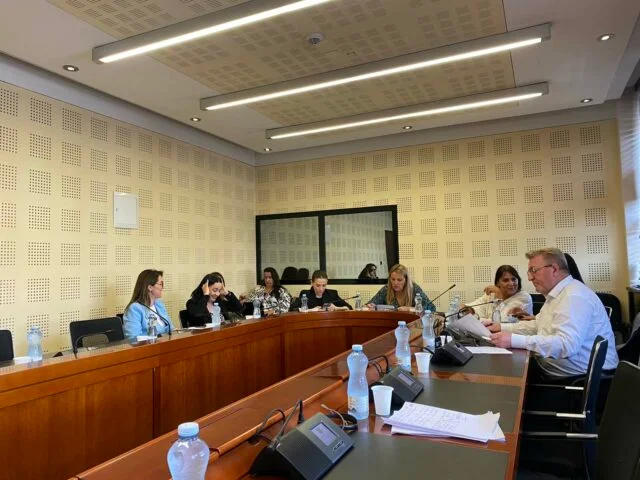 Aujourd'hui, elle tient la Commission d'enquête sur l'emploi au Ministère des affaires étrangères.