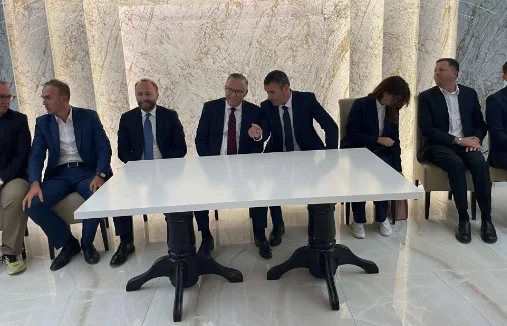 Bedri Hamza va all'anno, è accolto da simpathisers là