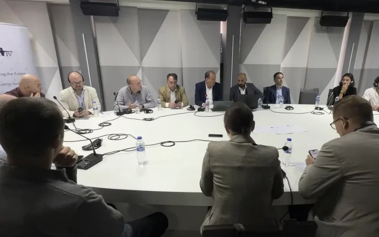 Débat sur les défis à relever pour normaliser les relations avec le Kosovo Serbie