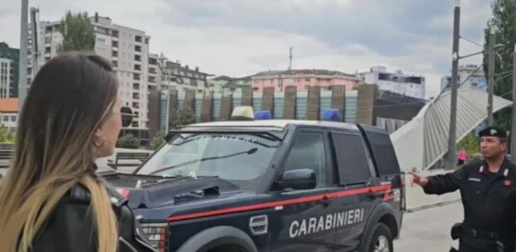 Arsenijevic avec des militants jettent des fleurs sur des soldats italiens sur Iber, réagit un des Carabinieri