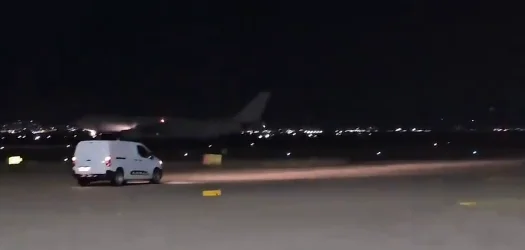 British troops land in Slatine, KFOR) publishes images