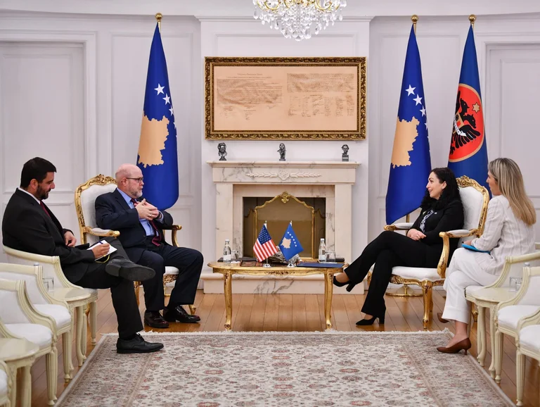 Hovenier se rend au bureau d'Osman, parle de l'évolution récente et de la coopération entre le Kosovo et les États-Unis