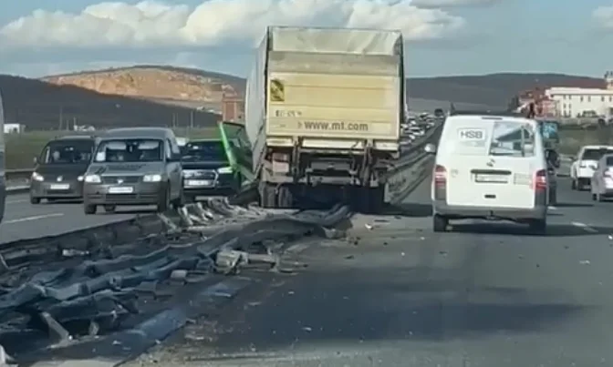 Ein LKW ist in Komoran selbst identifiziert