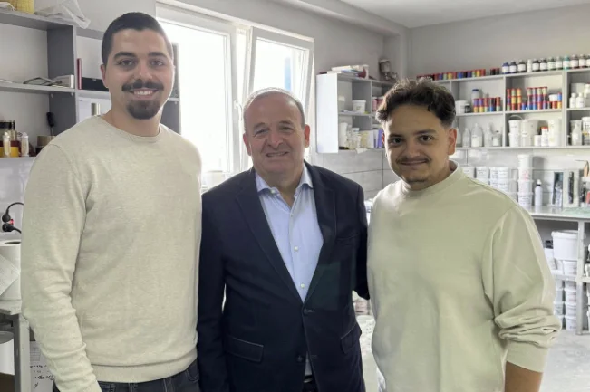 Recica i PDK publie des photographies avec deux jeunes : des adultes formés en Allemagne sont revenus au Kosovo pour y contribuer