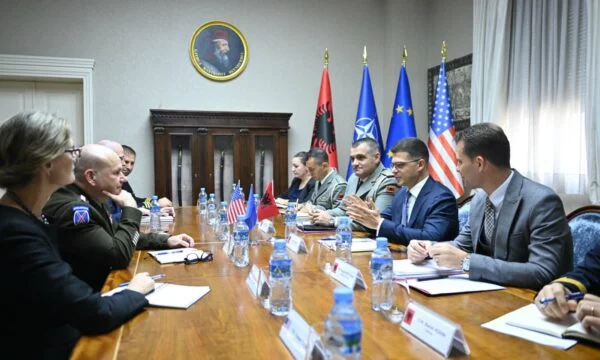 Commandant des forces alliées pour l'Europe à Tirana, ministre albanais : longtemps discuté de la région du Kosovo