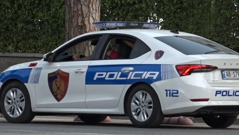 Derisa pastronte dritaret në katin e gjashtë, rrëzohet dhe vdes 68-vjeçarja në Tiranë