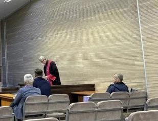 Le témoin dit que l'accusé Akek a été le principal initiateur pour avoir brûlé ses quatre maisons