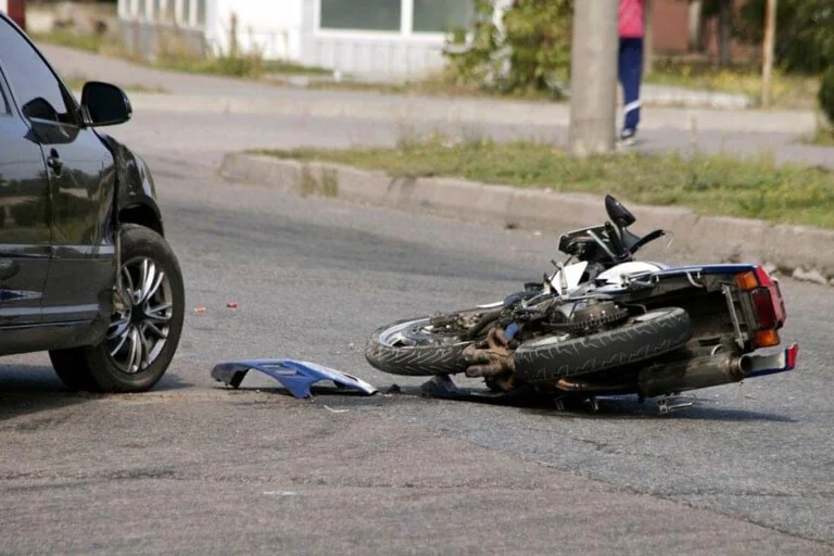 Auto von einer Motorradfahrerin in Pristina Polizei getroffen geben Details