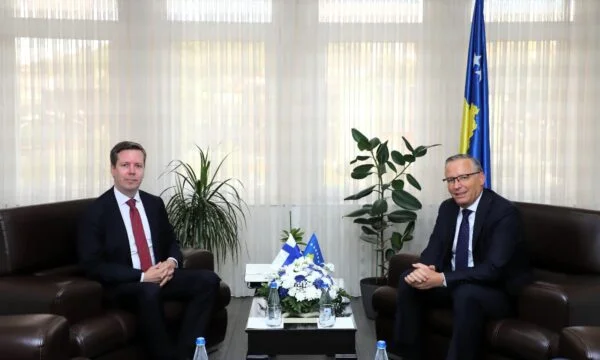 Hamza rencontre l'ambassadeur de Finlande : le Kosovo a affronté et surmonté tous les défis avec le soutien des Alliés