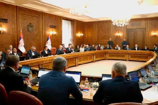 Le gouvernement serbe ordonne aux ministères de s'engager au Kosovo