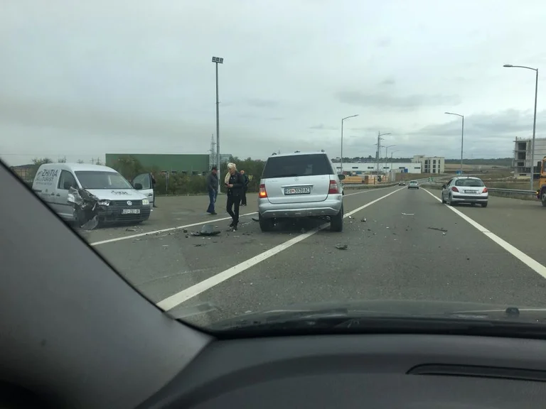 Accident entre deux véhicules en sortie de l'autoroute <x0>