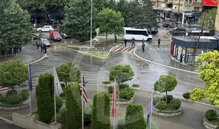 Polizei arbeitet auf Koffer in Mitrovica Gemeinde Hof