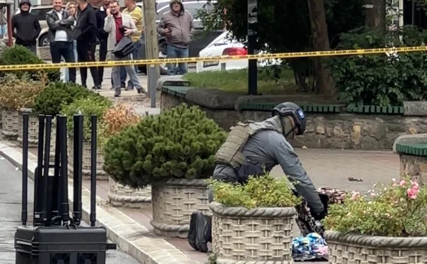 Polizei öffnete den verdächtigen Fall in der Mitrovica Gemeinde, es gab Kleidung im Inneren