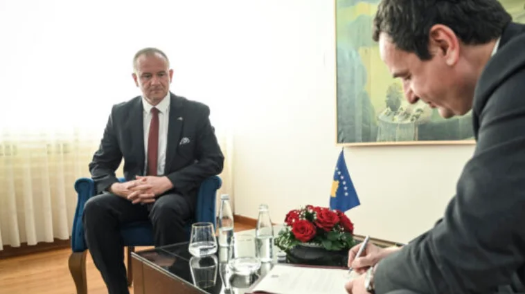 Al final del mandato de Kurti, designa otro viceministro.