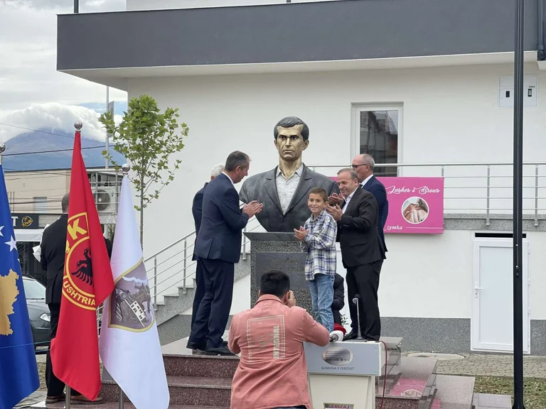 Le buste du héros national Rexhep Halimi trouvé à Ferizaj, Aliu appelle le militant de première heure pour la liberté