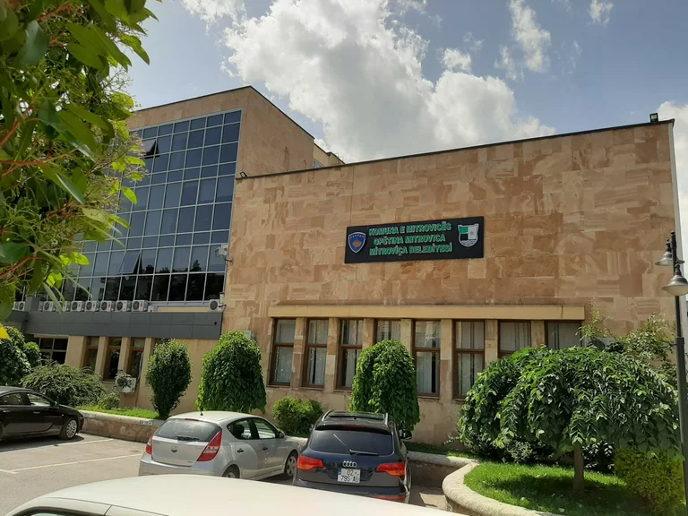Borse nel comune di Mitrovica, polizia circonda paese