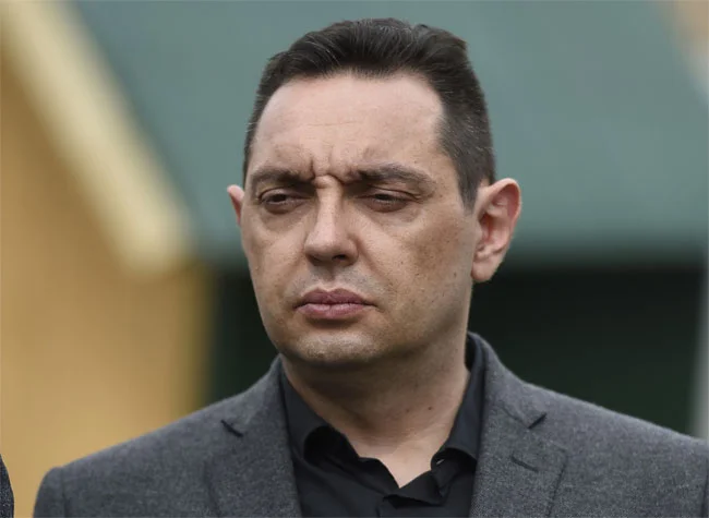 Vulin ‘fryhet’ para ambasadorit rus: Serbia i vetmi vend në Evropë që s’i vendosi sanksione Rusisë