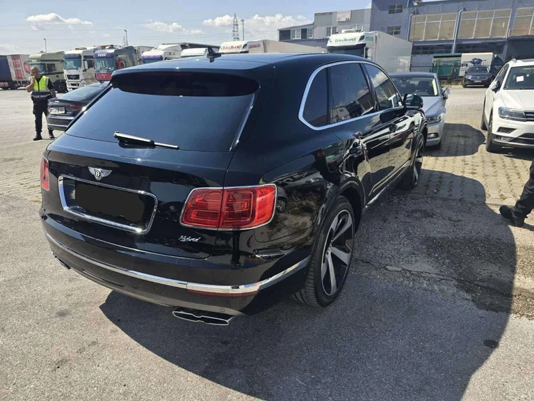 Customs claims two luxury vehicles, value of 400,000 euros