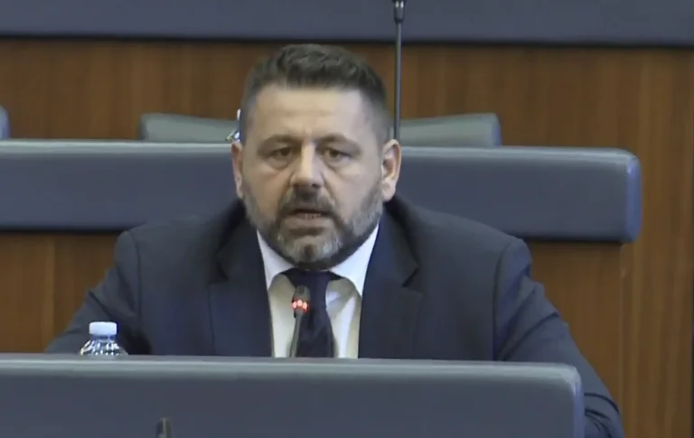 Beka Berisha fa il Governo: Beh, dopo il ponte Saradran, hai sistemato i microfoni nel caveau.