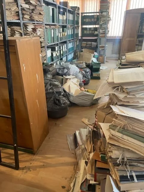Police hand him over to the Archive Agency the archive material he found in illegal municipalities in the North
