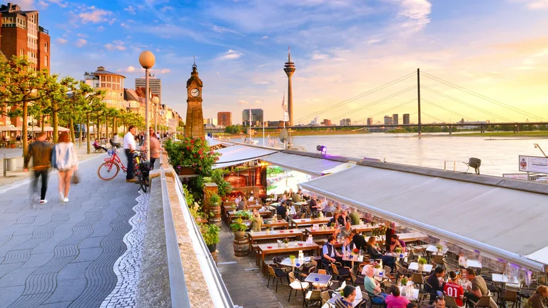 Viaggiare da Pristina a Düsseldorf e viceversa ogni giorno della settimana!