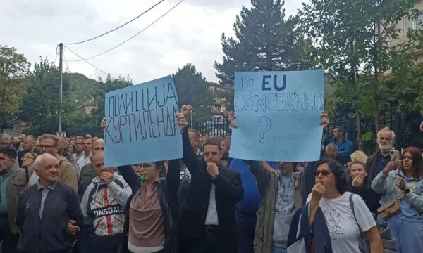 Les Serbes locaux protestent devant le poste de police du nord, avec des sifflets appelant à la libération de 4 détenus