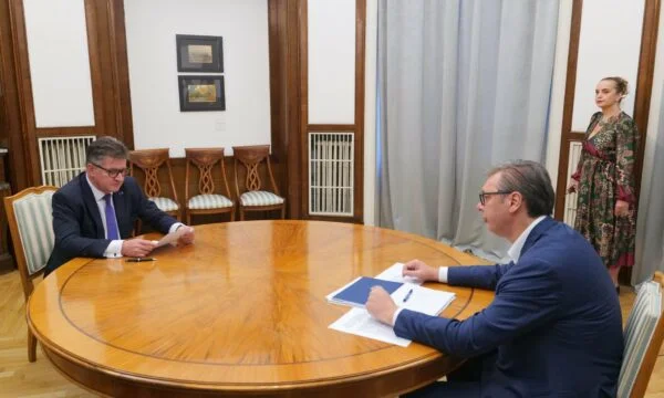 Lajcak mostra quello che Vucinqi ha detto alla riunione di Belgrado