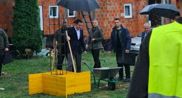 Kurti y Svechla aparecen en Leposaviq, colocando la piedra angular de una subestación policial