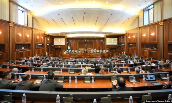 Grupet parlamentare nisin hartimin e rezolutës që dënon sulmin terrorist në veri