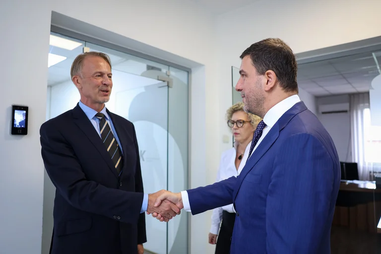 Krasniqi wartet auf den neuen EU-Botschafter für Kosovo auf Treffen und spricht über die Integration der EU in Kosovo